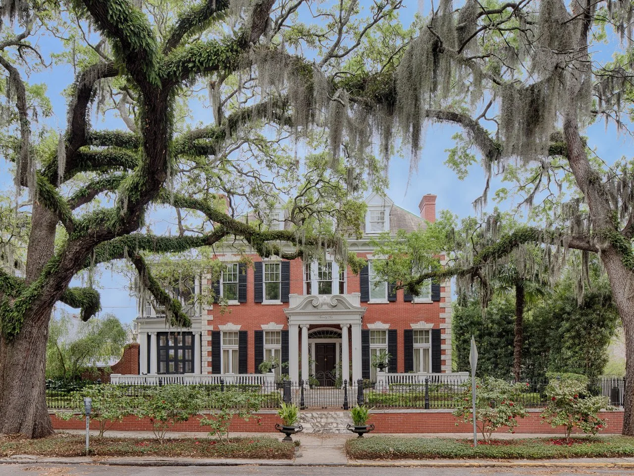 Historic Mills B. Lane Brick Mansion in Savannah, GA | HGTV, image size:1280x960