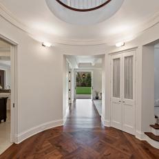 Round Foyer With Ceiling Opening 