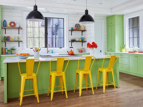 Take a Spin Around This Bright and Sunny Kitchen