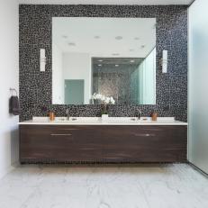 Guest Bathroom With Pebble Accent Wall