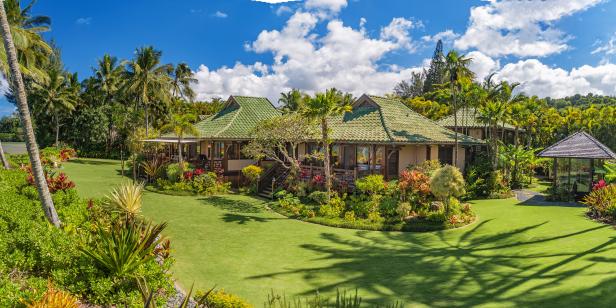 Tropical Hawaiian Oceanfront Beach House With Beautiful Garden and Koi ...