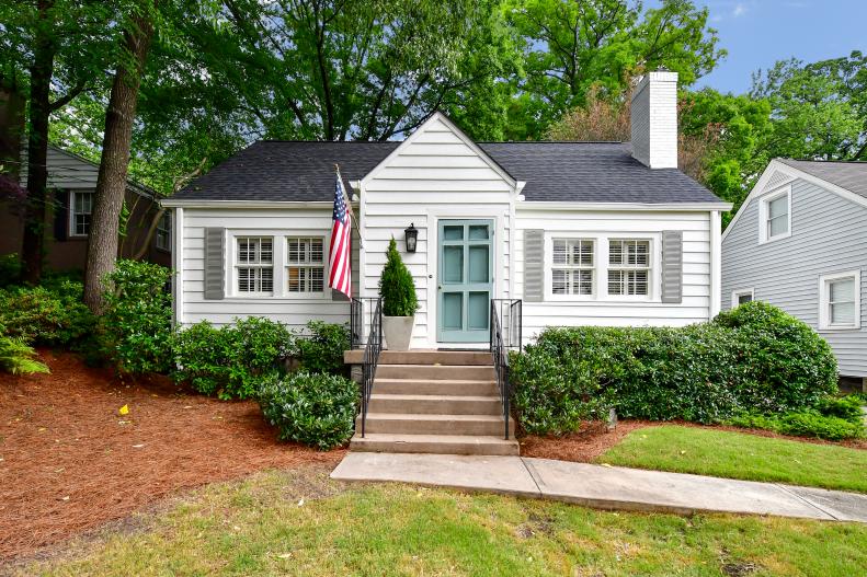 This circa 1946 bungalow in Atlanta's charming Peachtree Hills neighborhood is just 1600 square feet with two bedrooms and one tiny bath. But that didn't stop designer Catherine Branstetter and her Carter Kay cohorts from turning this sweet cottage into a shockingly sophisticated space built for cocktail hours and gatherings.