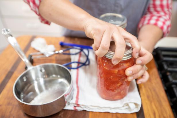 tighten canning jar lids