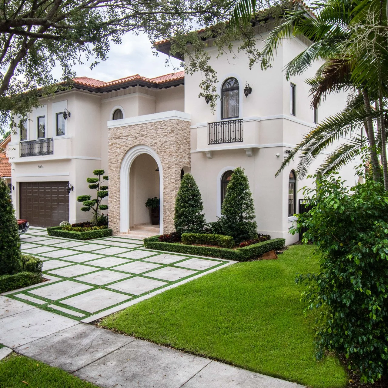 Driveway Entrance Landscaping Ideas | HGTV, image size:1280x1280