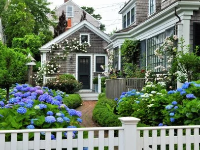 20 Gardens That Make You Feel Like You're In a Nancy Meyers Movie