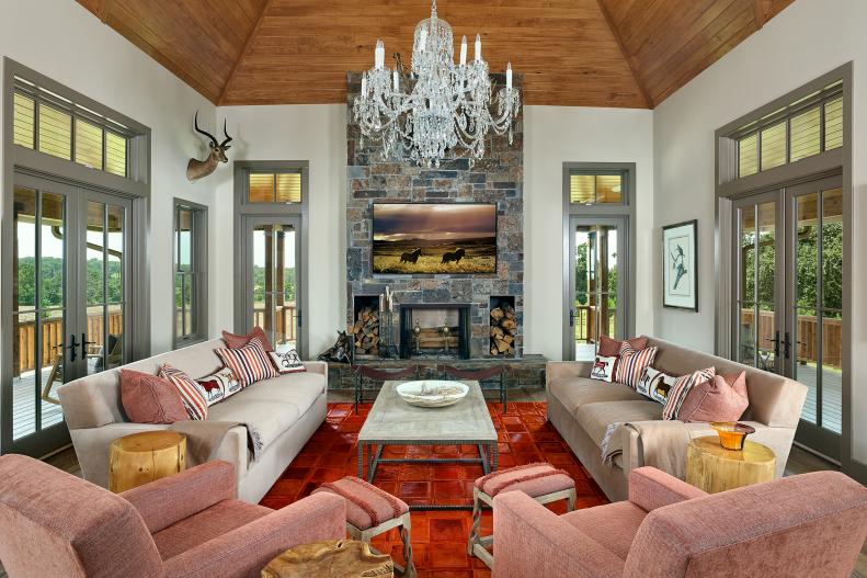 Rustic Elegance Seen in Ranch Living Room