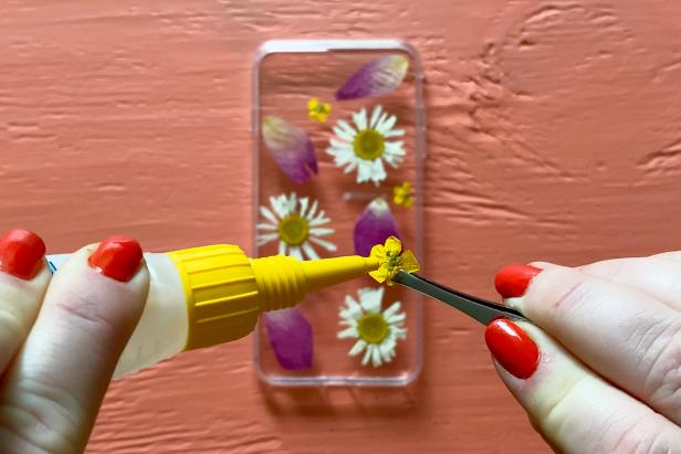Add a little bit of super glue to each flower and place them on the cell phone case.