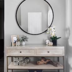 Entry's Contemporary Console Table a Delicate Choice