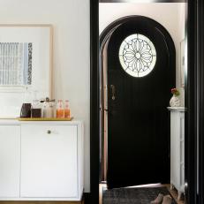 Black-and-White Entry Is Tasteful and Timeless