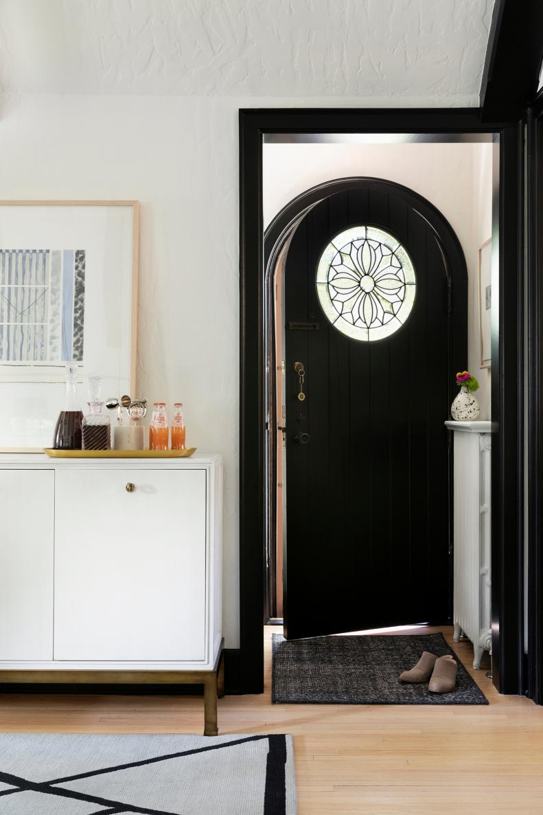 Black-and-White Entry Is Tasteful and Timeless