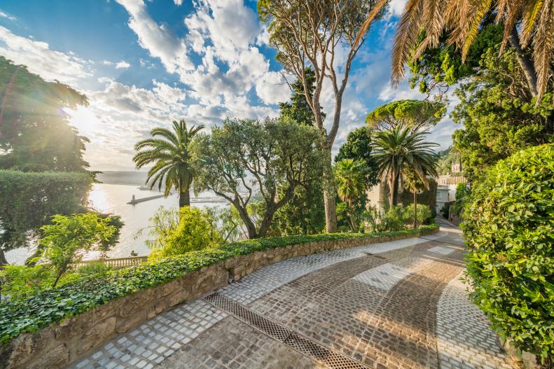 Set on over an acre of lushly landscaped prime French real estate, the former Sean Connery home features terraces flanking a winding path to the sea, and emerald green lawn as well as a saltwater pool situated at the edge of the cliff with amazing views over Nice.