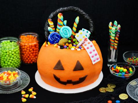 Halloween Dessert: Jack-o'-Lantern Candy Bucket Cake
