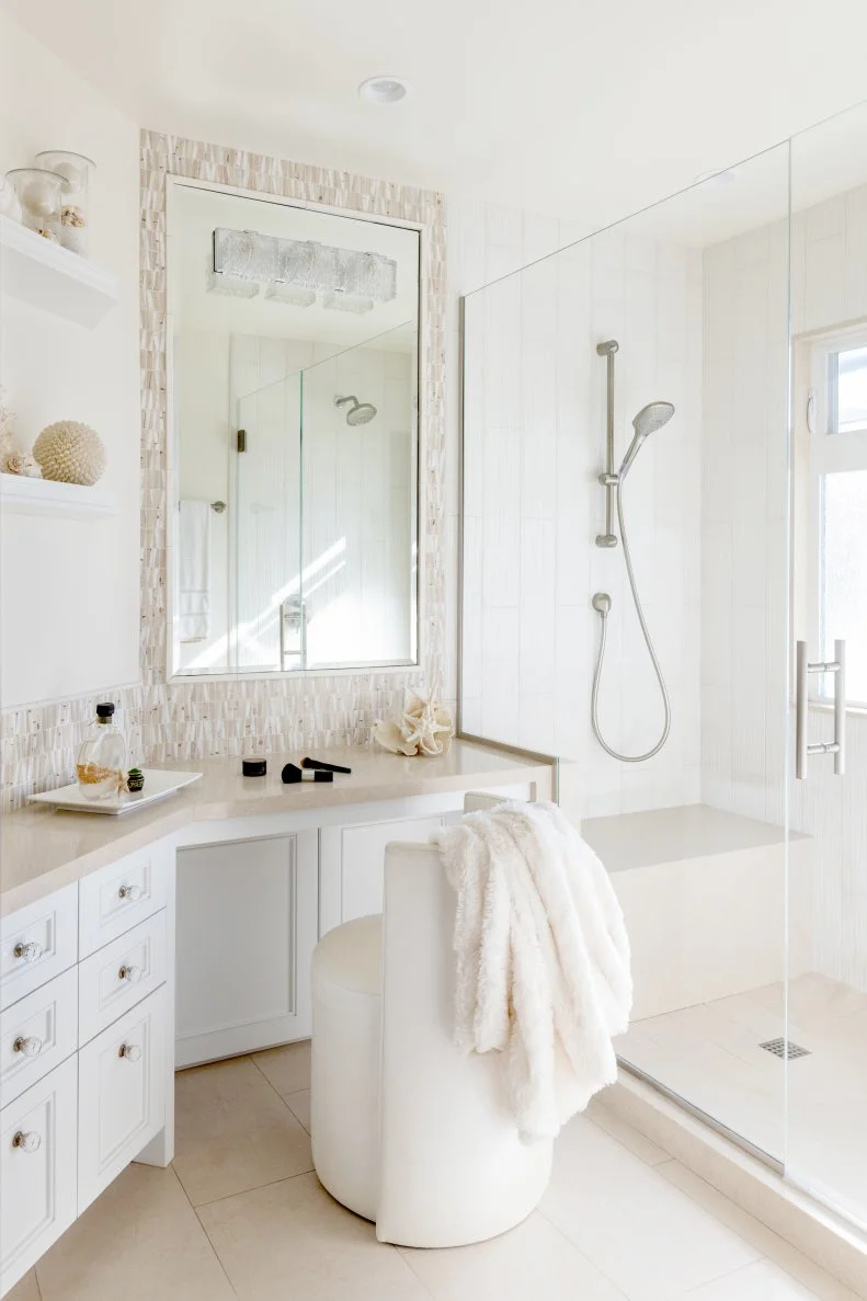 Coastal Bathroom With Vinyl Stool
