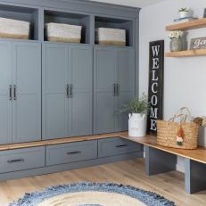 Gray Cottage Mudroom With Round Rug