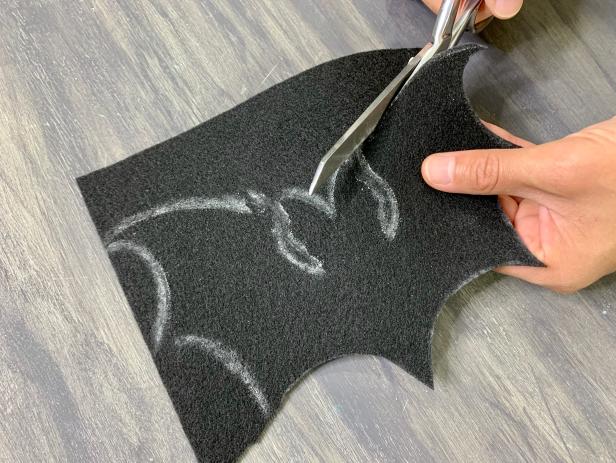 Cut along the traced line and dust off any chalk that’s left on the felt. Repeat on an orange piece of felt. TIP: No chalk, no problem! Trace with a Sharpie or pen and flip over your image so there’s no trace lines.
