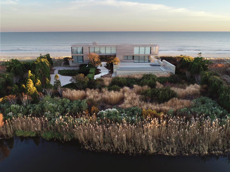 Overall & Waterside Paradise - Editors' Pick: Distinctive Modern Home Between Sea and Pond