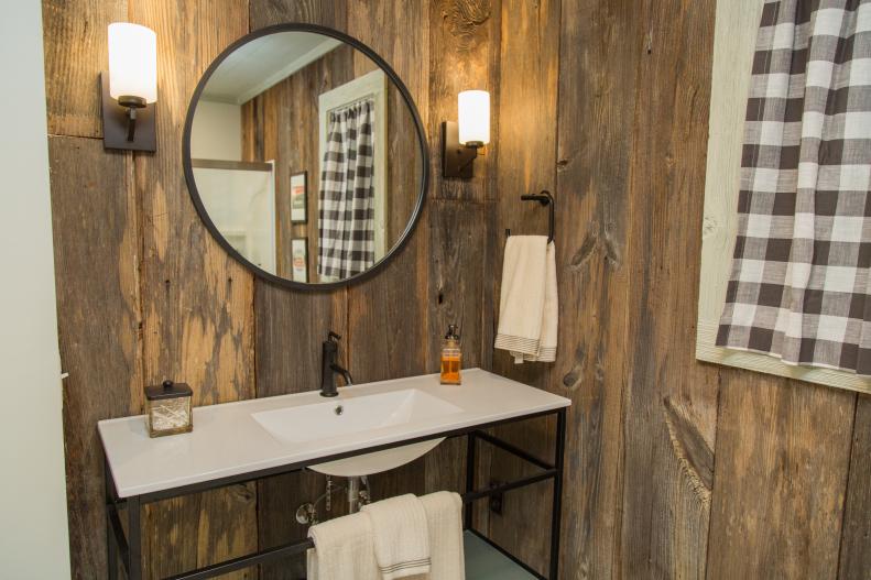 Comme on peut le voir dans Home Town, la résidence Edlin a été entièrement rénovée par Ben et Erin Napier. La nouvelle salle de bain/buanderie est désormais dotée de nouveaux revêtements de sol, de nouveaux luminaires et de nouveaux équipements.