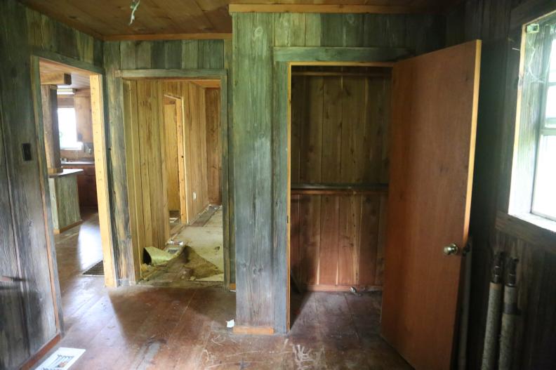 Ben et Erin moderniseront la salle de bain de la maison Edlin avec une nouvelle vanité, une douche et une buanderie sur Home Town.