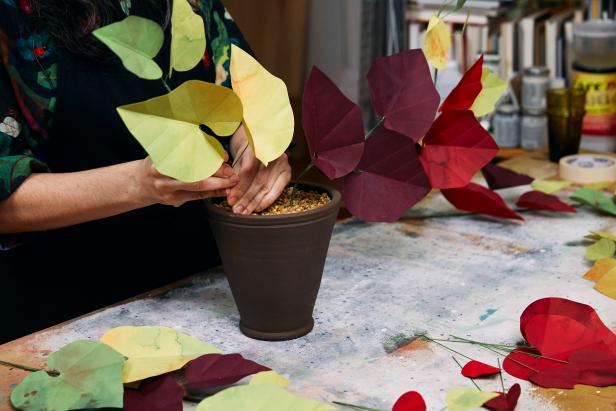 Assemble the crimson glory vine in the pot. First, stick the sprigs into the styrofoam filling with the larger leaves at the bottom. Tip: If you prefer the vines to flow in one direction, plan ahead so it can gesture in the correct direction. Layer the smaller leaves toward the ends.