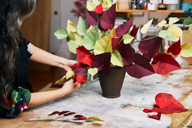 Assemble the crimson glory vine in the pot. First, stick the sprigs into the styrofoam filling with the larger leaves at the bottom. Tip: If you prefer the vines to flow in one direction, plan ahead so it can gesture in the correct direction. Layer the smaller leaves toward the ends.