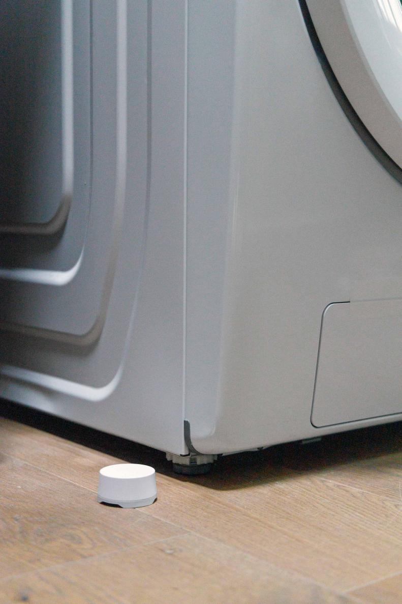 A smart sensor located on the floor in the laundry room triggers an alarm when it encounters water to keep floods and leaks at bay and protect the home’s wood floors.