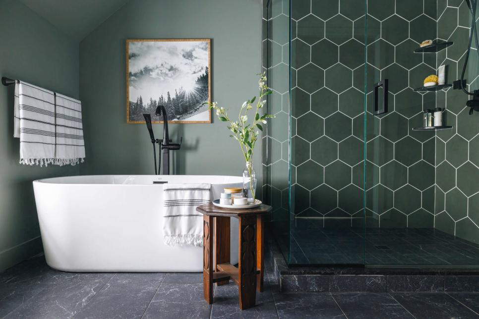 Bold but Soothing Main Bathroom