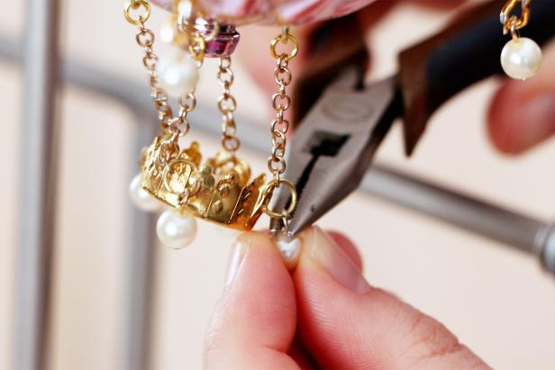 Add pearl charm beads to the ends of the chains, around the basket, and at the anchor points on the sides of the ornament. If you don’t have pearl beads, you can decorate it with any charms you like.