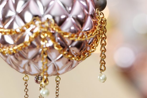 Add pearl charm beads to the ends of the chains, around the basket, and at the anchor points on the sides of the ornament. If you don’t have pearl beads, you can decorate it with any charms you like.