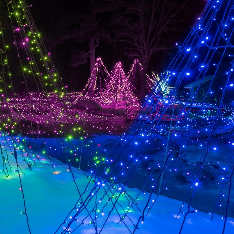 Explore Holiday Light Display Across America 