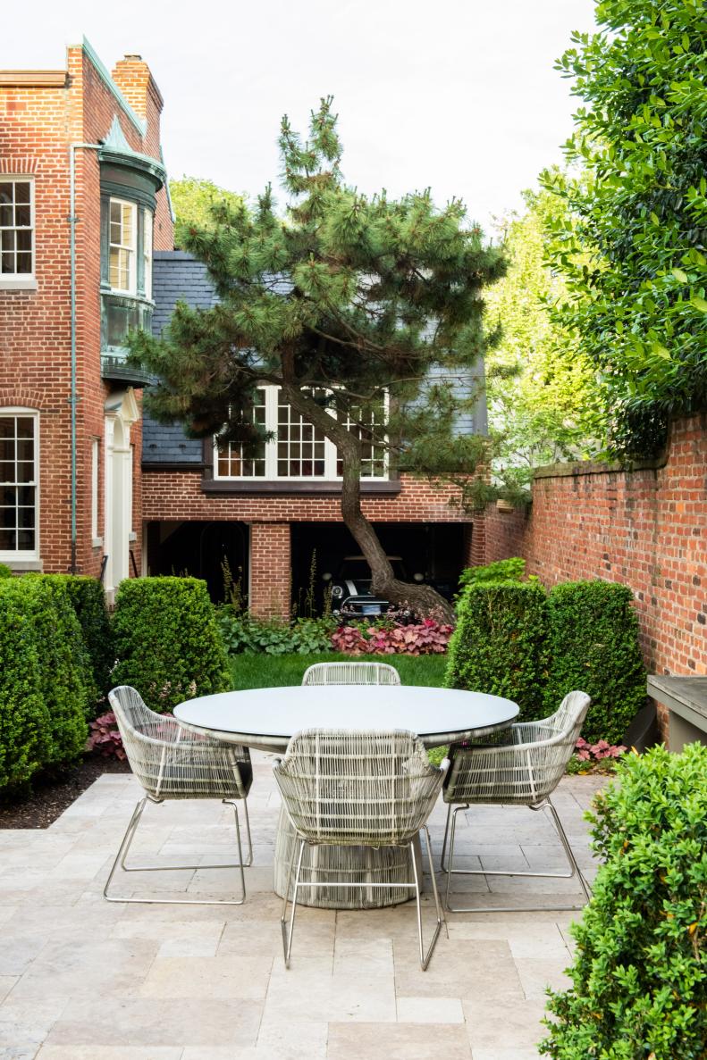 Outdoor Dining Terrace 