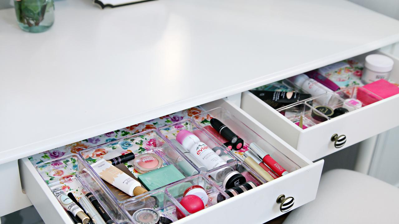 How To Organize & Display Makeup Product In Cool Ways  Vaidades,  Organização de armário, Organização de roupas