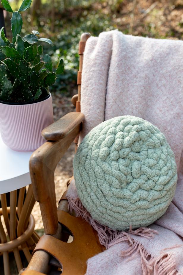 HGTV Handmade’s Gabriela Hardan shares an easy step-by-step guide to make a chunky knit pillow. To make, you will need one roll of chunky yarn and polyester filling for the inside of the pillow.