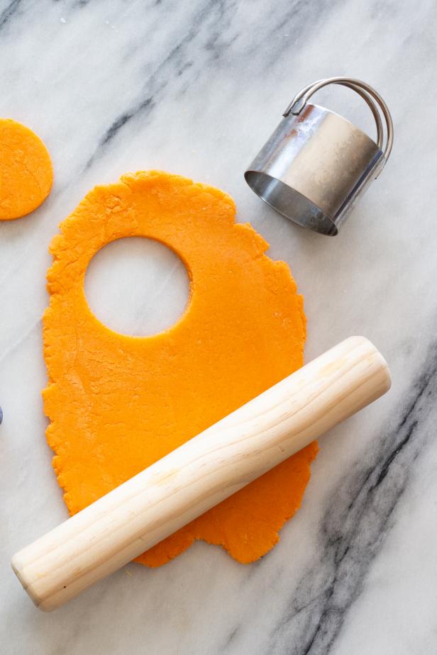 HGTV Handmade's Jill Tennant shares her favorite recipe for homemade play dough. To make, you will need all purpose flour, cream of tartar, table salt, vegetable oil, food coloring, water and a sauce pan.