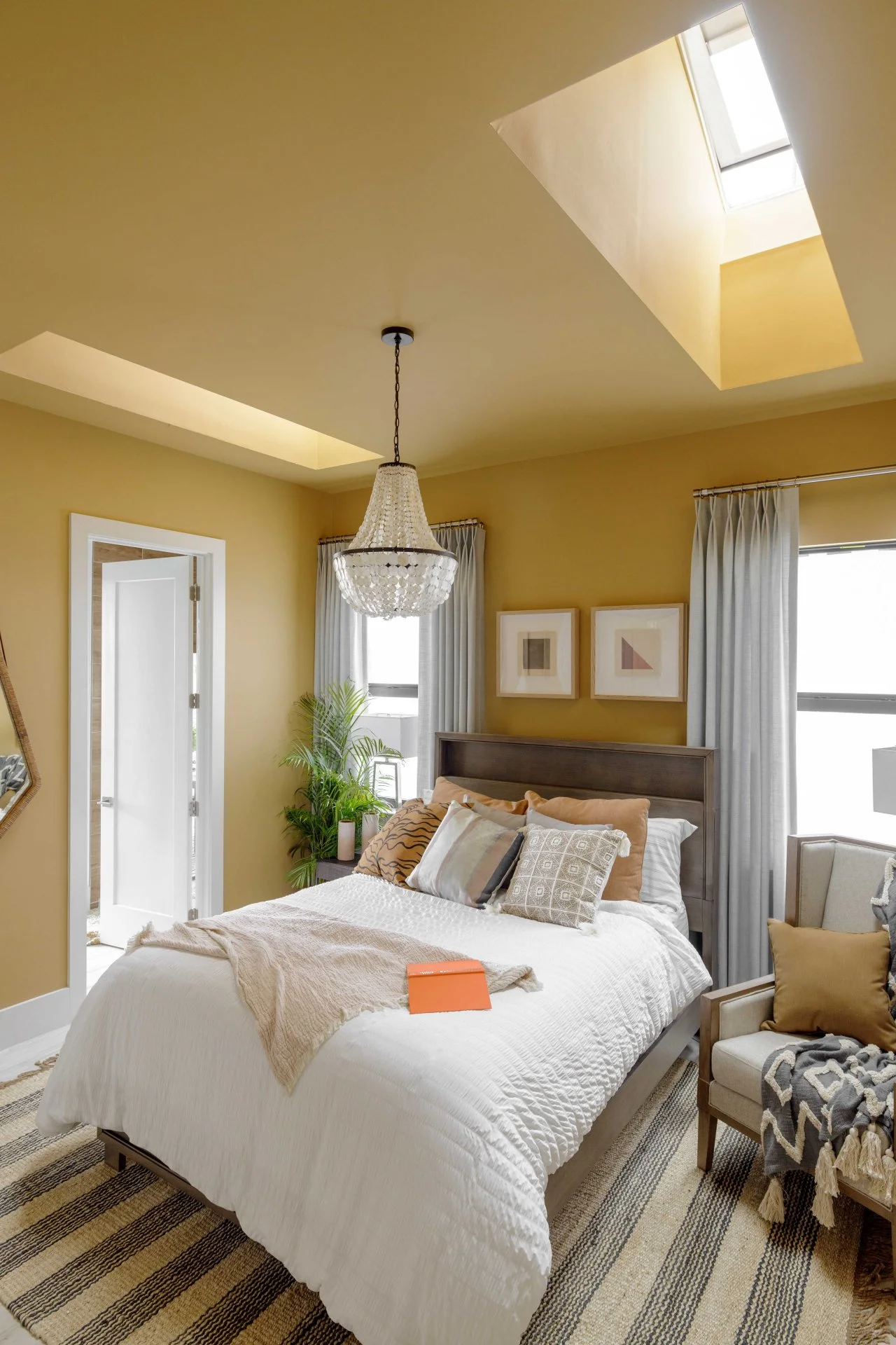 Light yellow bedroom outlet