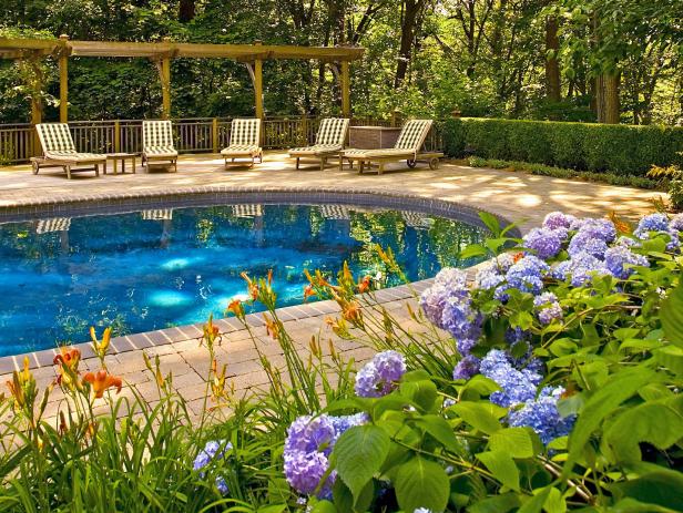 40 Swimming Pool Landscaping Ideas, Small Garden Design With Swimming Pool