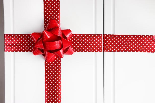 Use your oversize gift bow as decoration or to adorn a giant gift.