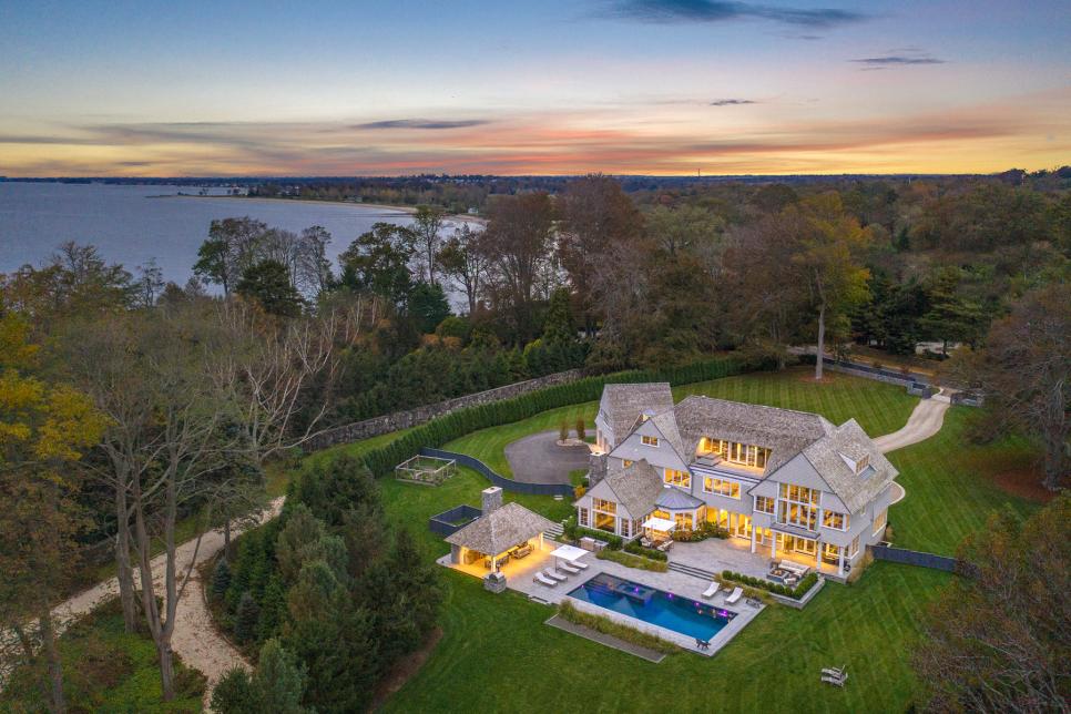 Oceanside Manor With Six Bedrooms and Private Drive