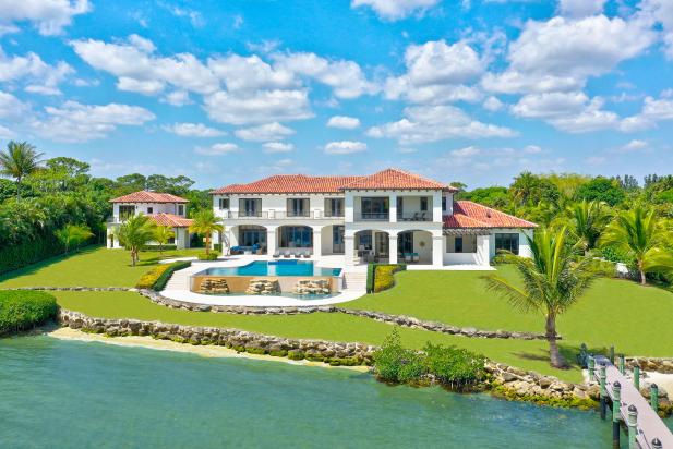 Palatial Mansion In Florida That Features Luxurious Design And