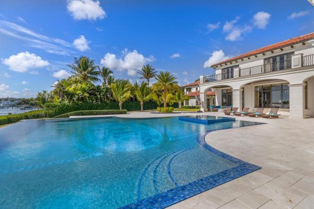 Swimming Pool And Villa Exterior 