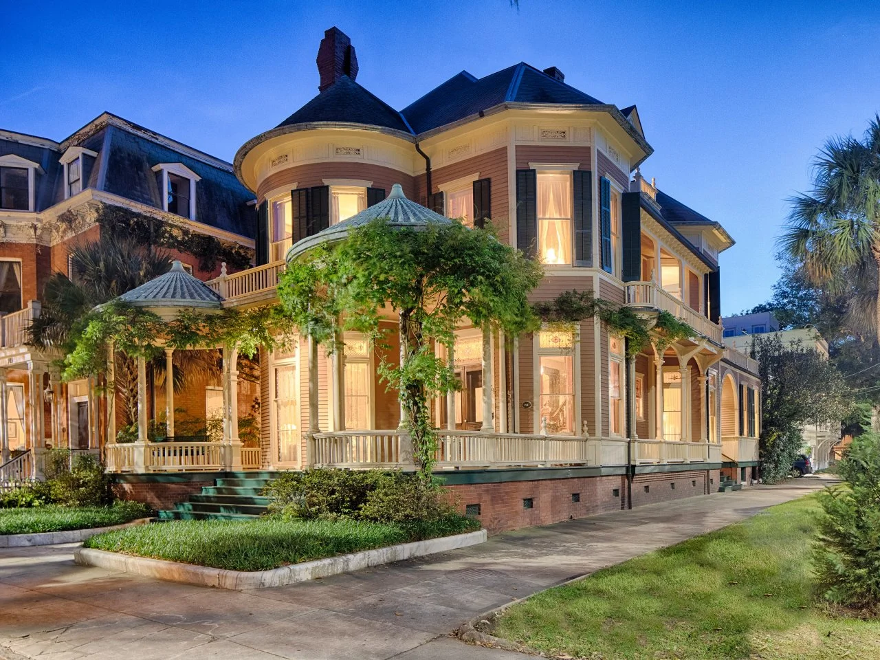 Lovingly Restored Savannah Victorian | HGTV, image size:1280x960