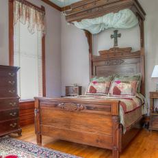 Victorian Bedroom With Canopy Bed