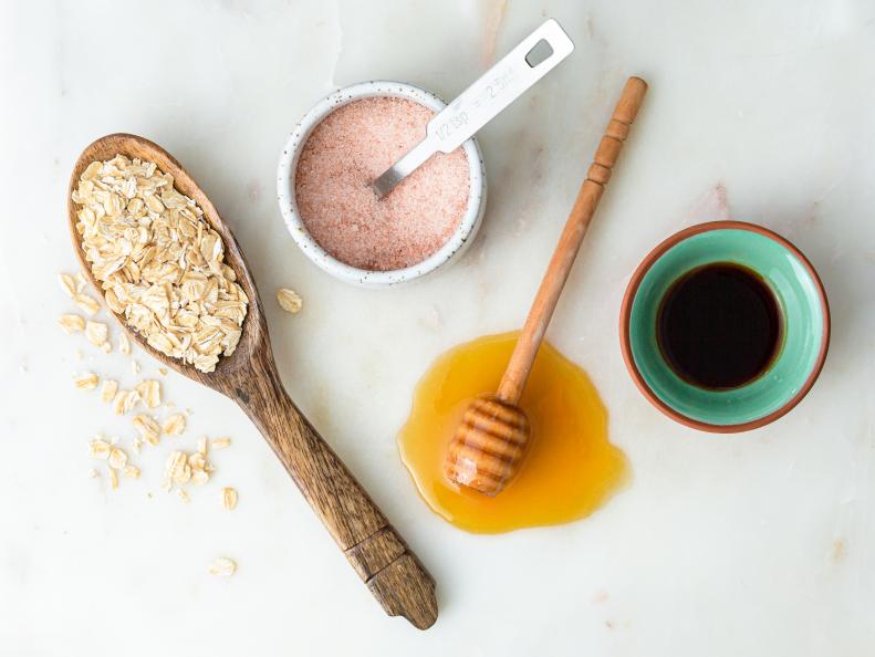 Ingredients: For this recipe, you will need 1 cup whole-grain rolled oats, ½ teaspoon fine-grain pink sea salt, 1 teaspoon vanilla extract, and 4 cups cold filtered water. To sweeten, use 1 teaspoon raw honey, which is optional.