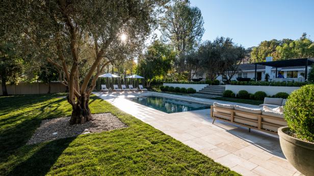 Kris Jenner Transformed Her Best Friend's Property </br>Into an Outdoor Oasis on <em>Celebrity IOU</em>