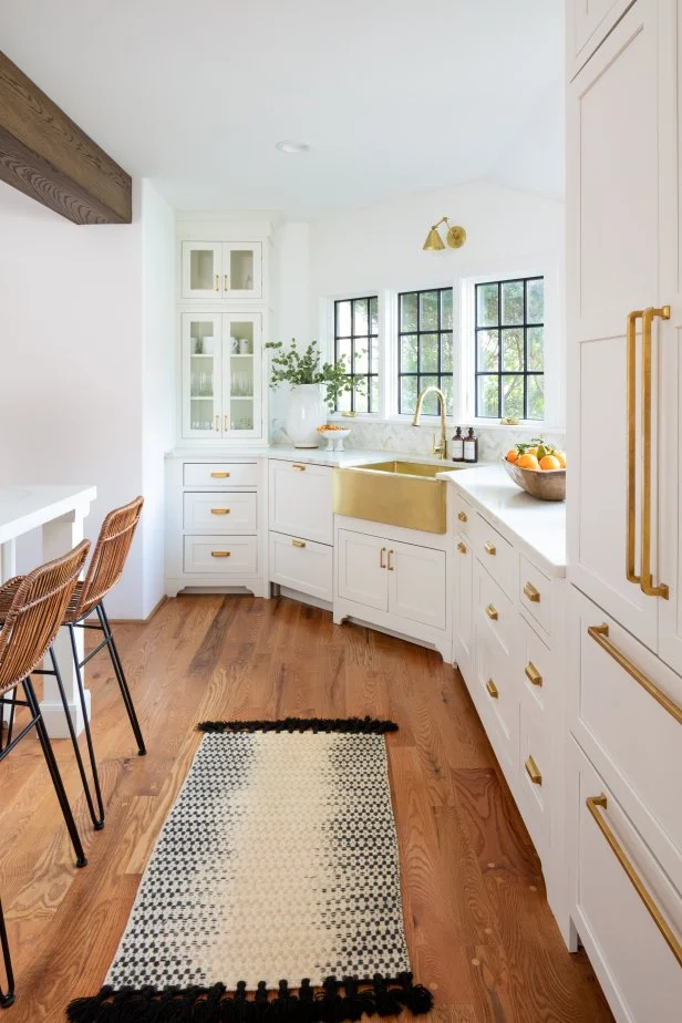 Hardwood Floor in Kitchen With White Cabinets: Stunning Style Ideas