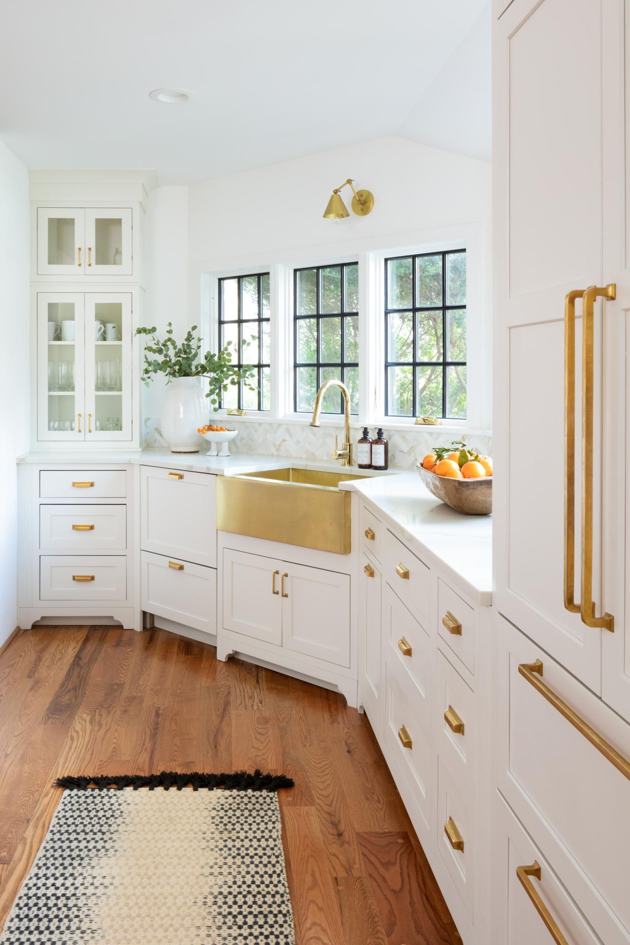 Tour a Spacious Gold and White Chef's Kitchen With Grand Island