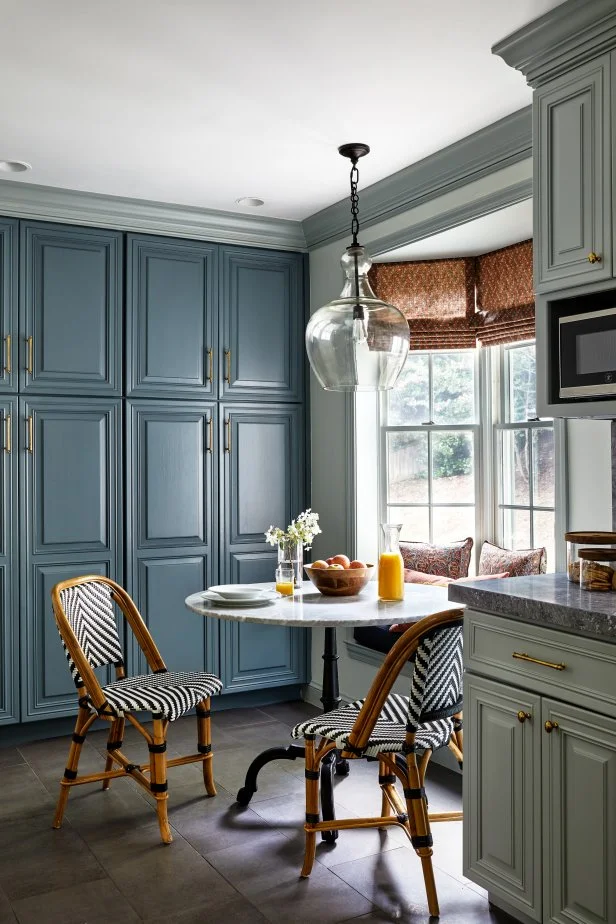 Should Dining Room And Kitchen Curtains Match: Expert Design Tips