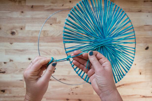 The bottom of the basket will begin to form a bowtie. Continue working around the entire circle until you’ve reached the starting point. (4-1) Tie the ends to the tails from the starting knot. (4-2)