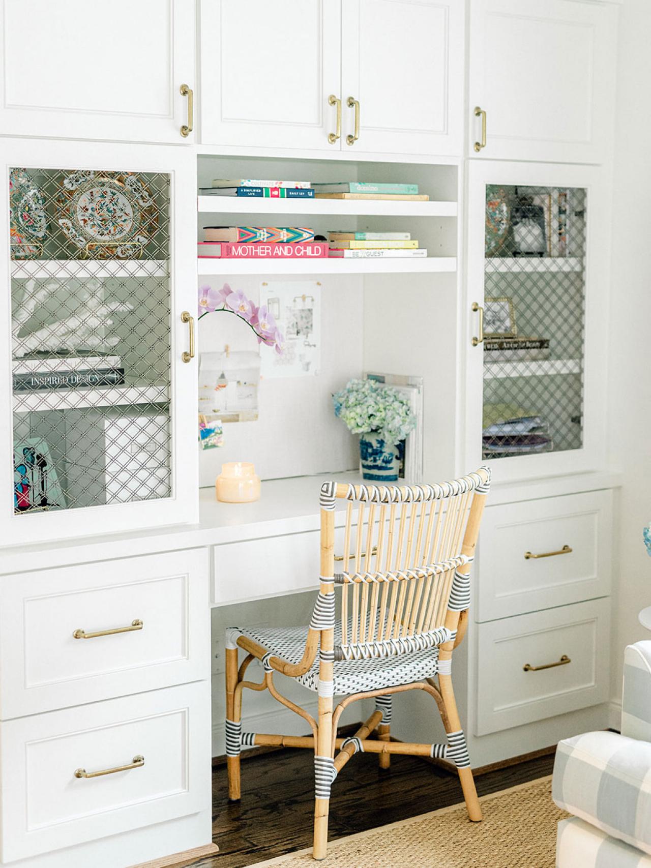 20 Chic and Inspiring Built-in Desk Ideas