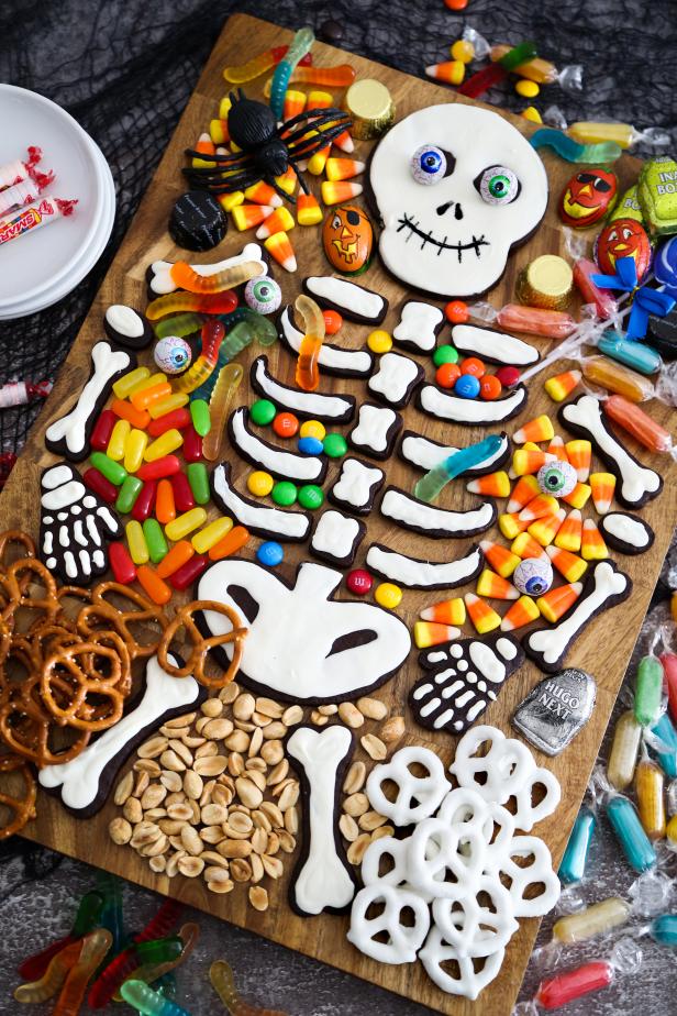 Death-Inspired Baking Pans : Creative Halloween Treats