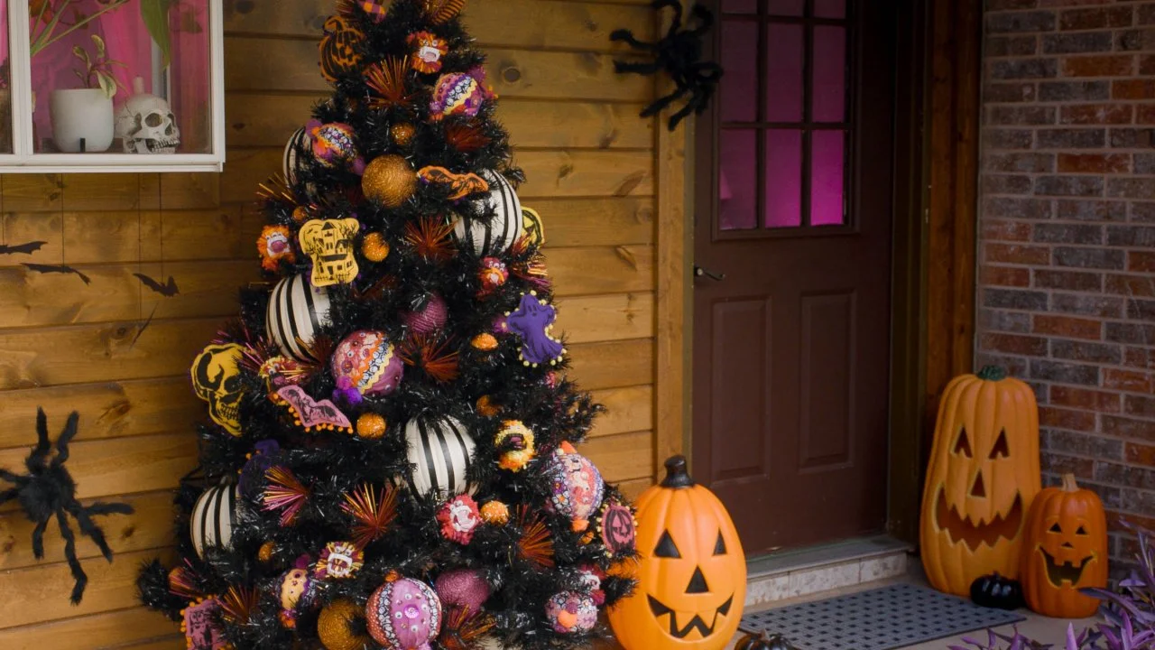 How to Make No-Sew Ornaments for Halloween Trees | HGTV